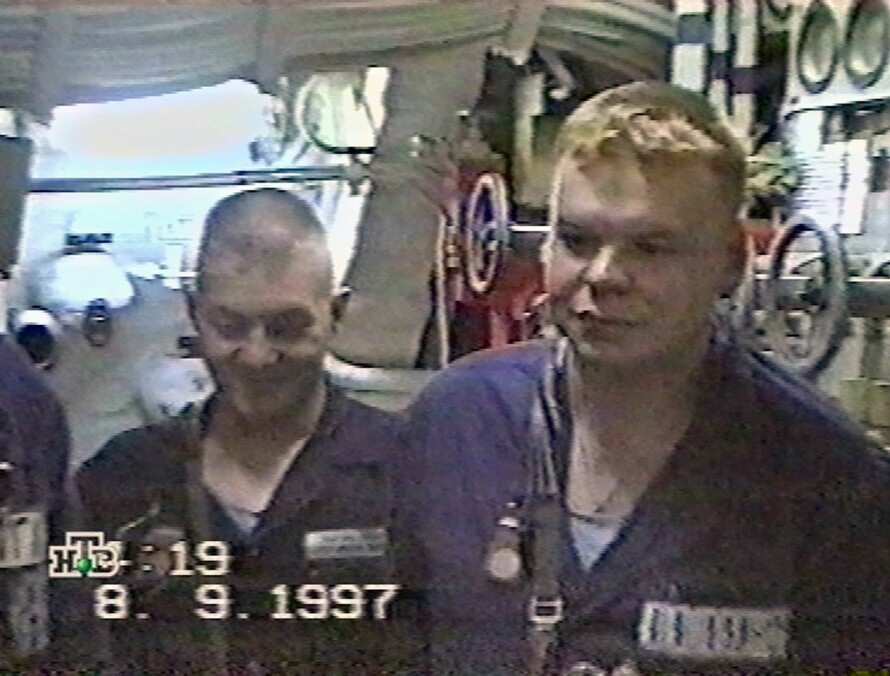 HELT: Maskinsjef Dimitrij Kolesnikov (t.h) på et tidligere videoopptak fra arbeidsplassen hans. Han fikk brakt 23 besetningsmedlemmer i midlertidig trygghet bakerst i ubåten.