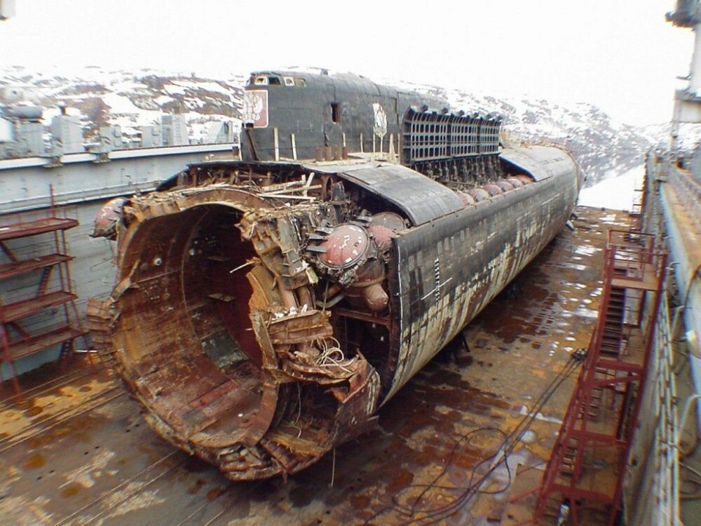 <b>VRAKET:</b> Vraket av Kursk, bortsett fra den ødelagte baugen, ble hevet og brakt på land ett år etter katastrofen.