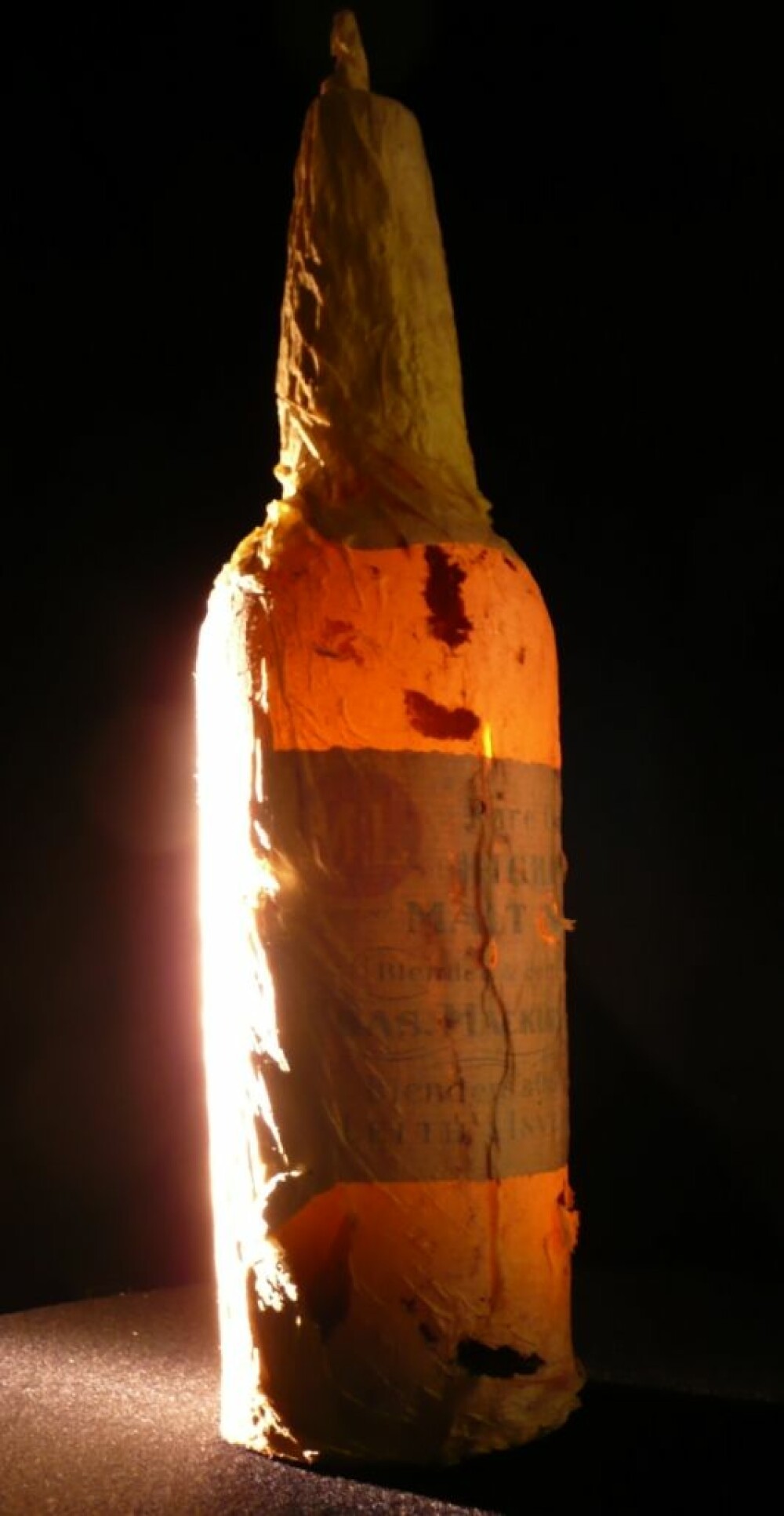 <b>EDEL ÅRGANG:</b> Mackinleys skotsk maltwhisky fra 1906. Det flortynne papiret omgir fortsatt flasken. Som da den var ny for 114 år siden.