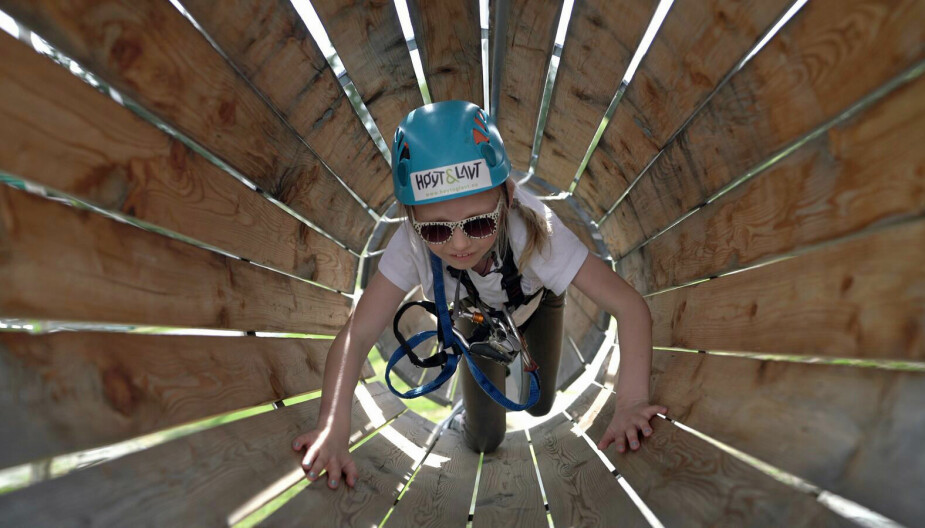 KLATRING ER GØY: La barna få bruke kreftene og ferdighetene sine i en klatrepark. Her fra Hallingdal Feriepark