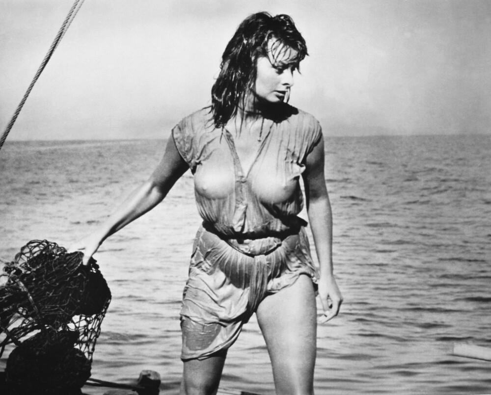 <b>NYTT FOKUS:</b> Utover 1950-tallet ble bilder av filmstjerner og fotomodeller stadig mer utfordrende, og grensene ble flyttet på. Her Sophia Loren i filmen Boy on a Dolphin.