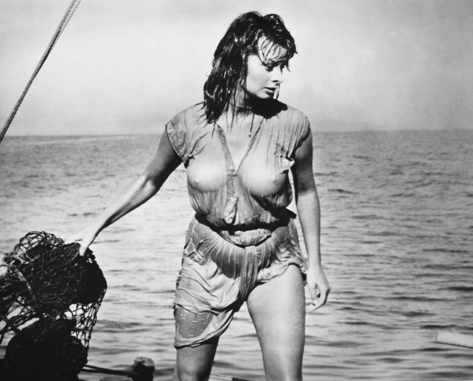 NYTT FOKUS: Utover 1950-tallet ble bilder av filmstjerner og fotomodeller stadig mer utfordrende, og grensene ble flyttet på. Her Sophia Loren i filmen Boy on a Dolphin.