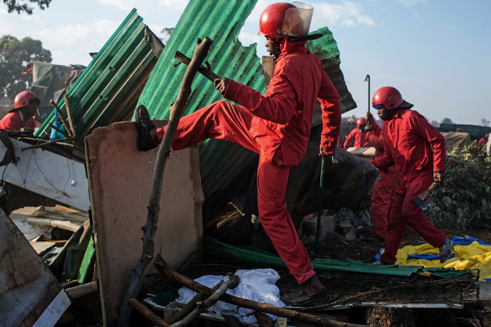 <b>BITEMAUR:</b> Opprydnings­skvadronene til sikkerhetsselskapet «Red Ants» ødelegger en ulovlig bosetning i Pomona i utkanten av Johannesburg. Soldatene i rød kjeledress har blitt beryktet for sin overdrevne bruk av vold og makt. 