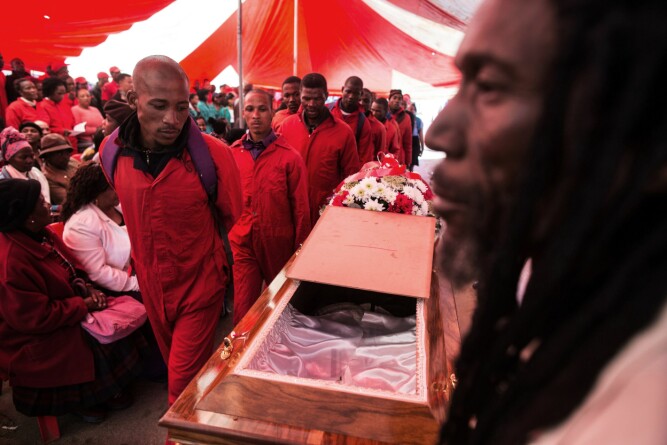 <b>FALLEN SOLDAT:</b> Kervin Arthur Woods (46) ble drept da beboerne i Lenasia utenfor Johannesburg gjorde motstand mot en opprydning. Kollegaene viser ham den siste respekt i begravelsen. 