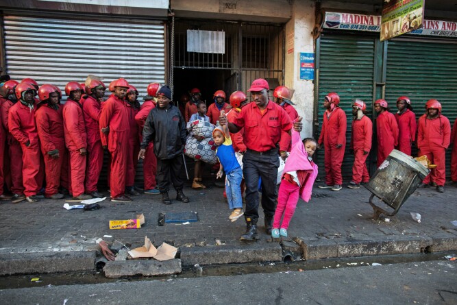 <b>TAUS PROTEST:</b> Hva skjer med oss nå? står det skrevet i ansiktene til disse barna som bæres ut av en bygning i Johannesburg som ryddes for okkupanter. Grunnleggeren av Red Ant, Johan Bosch, forteller til The Guardian at alle ansatte har gått på kurs i medfølelse og at beboere får <br/>48 timers varsel. 