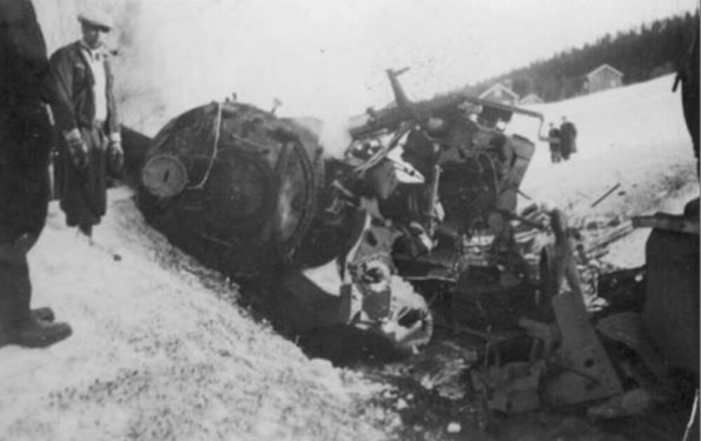 <b>DØDSLOK:</b> Lokomotivet som dro persontoget mot Bergen ble kastet av skinnegangen. Lokfører Olaf Ellingsen ble drept momentant.