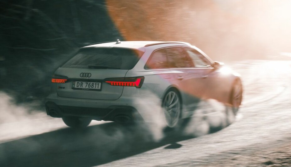 <b>STYRER MED FIRE HJUL:</b> Bakhjulene på Audi RS6 bidrar til korte svinger i byen og nesten eventyrlig veigrep på lande­veien. Dynamisk styring gjør at rattutslagene og hvor lett bilen er å svinge varierer etter hastighet. Teknikken er på vei over på langt mer folkelige biler.