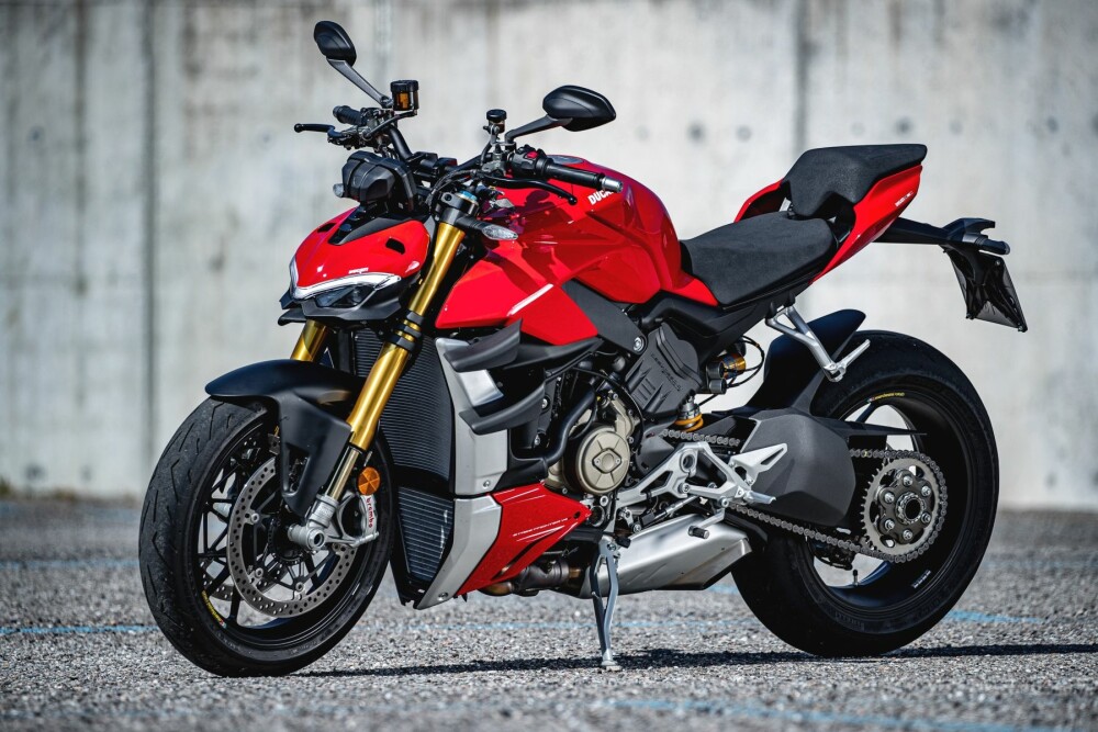 <b>MYE MORO:</b> Ducati har ikke ord på seg for å lage trege sykler. Nye «Streetfighter» er kanskje det beste eksemplet på det. Den veier ikke mer enn 180 kg og den er utstyrt med en 208-hesters V-firer på 1100 kubikk. Den kan sikkert by på mye moro. Pris fra 295 000 kroner