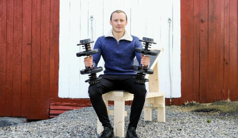 <b>BYGGER TRENINGSSTATIV HJEMME: </b>Carl-Marcus Høntorp (21) fra Askim selger hjemmesnekrede treningsstativ på finn.no nå som treningssentrene over hele landet er stengt.