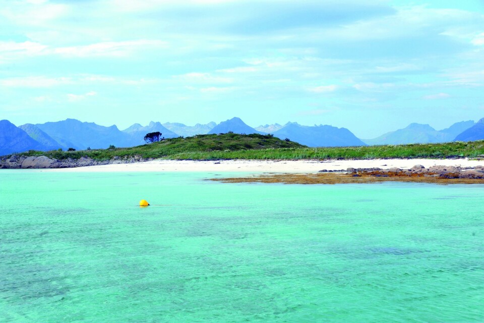 SAND MELLOM TÆRNE: Hvite strender, turkist hav – men badetemperaturen er nok ikke helt som på Hawaii!