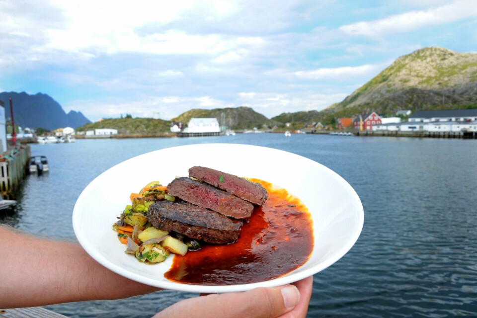 HVALKJØTT: Kortreist og tilberedt akkurat slik det skal være: Ikke for stekt, ikke for rått, men slik de gjør det i Skrova.