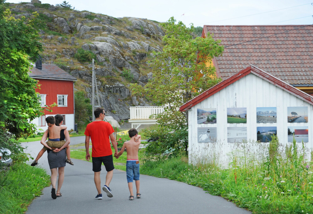 <b> GALLERI I DET FRI:</b> Fotoøya er det mange som kaller Skrova, for hele øya er full av fotografier.