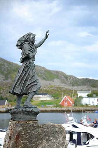 <b>VINKER TIL BÅTENE:</b> I Skrova står en utgave av Per Ungs skulptur Fiskerkona, eller Feskarkjærringa, som de sier i Lofoten. Det er den samme, bare en mye større, som står ytterst på moloen i Svolvær.