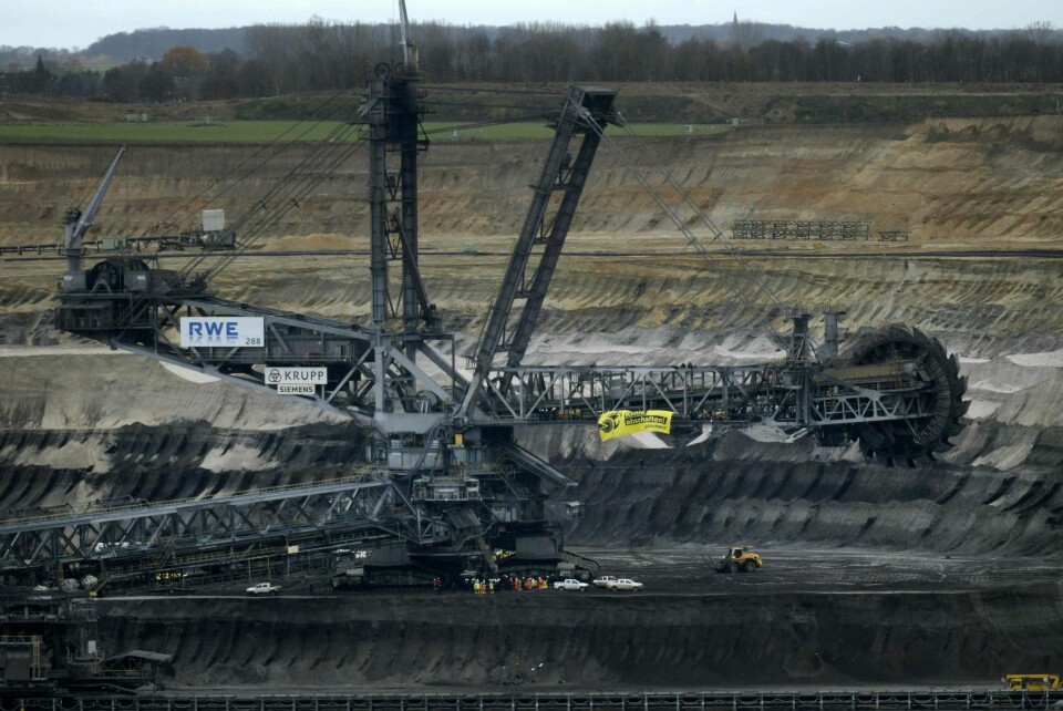 BRÅSTOPP: Rundt 60 aksjonister fra Greenpeace klatret i november i fjor opp i en av gravemaskinene i Garzweiler-dagbruddet for å protestere mot utvidelse av brunkullgruven (se kart). De kjemper sammen med landsbybeboere som må flytte fra hjemmene sine.