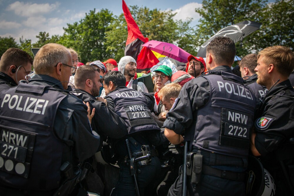 <b>HET SOMMER:</b> Politiet måtte trå resolutt til for å stanse demonstranter fra fem landsbyer og tilreisende aksjonister som blokkerte Garzweiler-gruven.