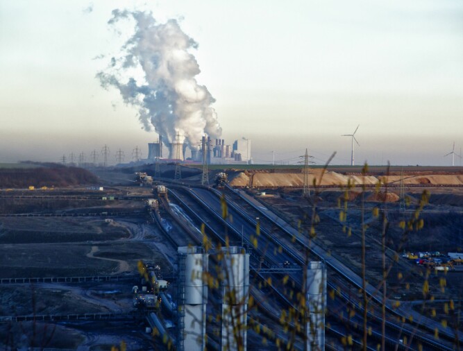 <b>STØRST I TYSKLAND:</b> Neurath-kraftverket er nummer to på listen over kraftverk med størst klima-gassutslipp i Europa, ifølge EU. Garwzweiler-gruven i forgrunnen.