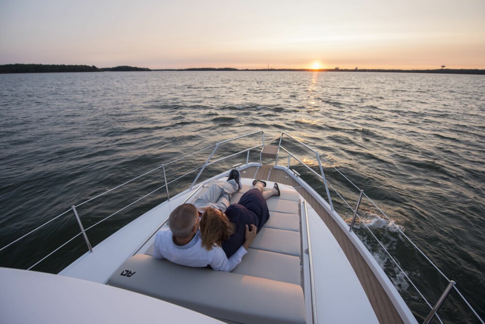 <b>UTNYTTER PLASSEN:</b> Med solseng forut gir båten mulighet for å utnytte godværsdagene til siste solstråle. 