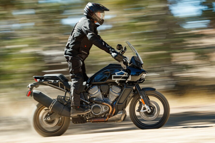 GS-SVAR: I vinter viste Harley frem «Pan America». Med nyutviklet V-twin-motor på 1250 kubikk, er det amerikanernes første adventure. Amerikanernes svar på BMW GS, kan man godt si. «Pan Amerika» ble annonsert som 2020-modell, men det drøyer litt før den kommer på markedet.