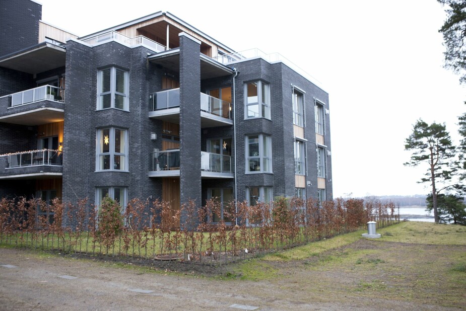 <b>FLOTT BELIGGENHET:</b> Grete Roede bodde i 1. etasje i dette flotte leilighetsbygget på Høvik i Bærum kommune. Garasjeplass hører også til. 