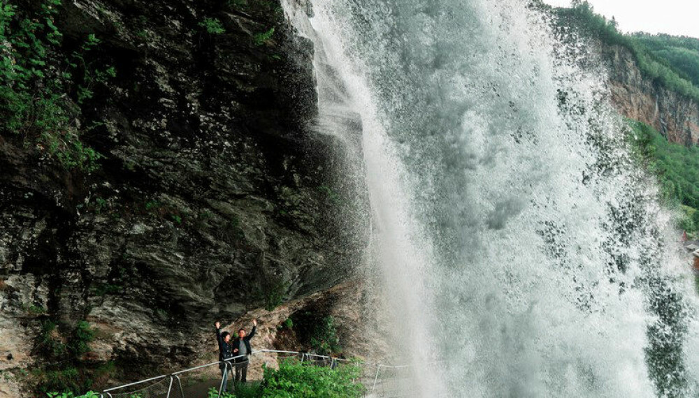 BRUS: Steindalsfossen i Hardanger kan du gå under.