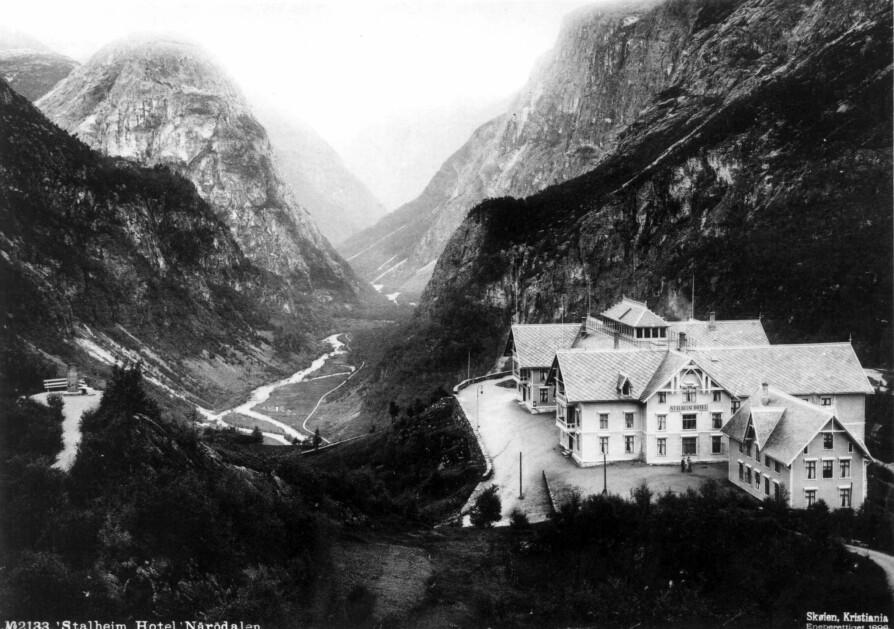 FØR ANDRE BRANN: Stalheim Hotel på toppen av Stalheimskleiva i Nærøydalen. Bildet er fra slutten på 1800-tallet.