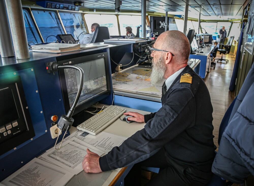 <b>MODERNE:</b> Kaptein Yngve Johannsessen styrer Nordlys via dataskjermer.