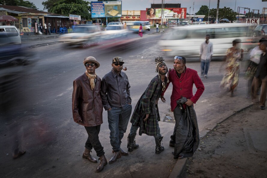 KULE KARER I KINSHASA: De er ikke rike, men går nok i pluss til å kjøpe seg fete moteklær fra Vesten.