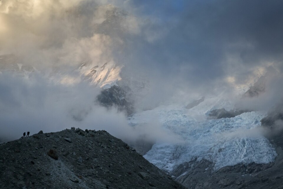 HIMALAYA: På dette bildet er to av våre portere på vei opp en rygg, mens de har enorme Makalu (8463 moh.) i bakgrunnen