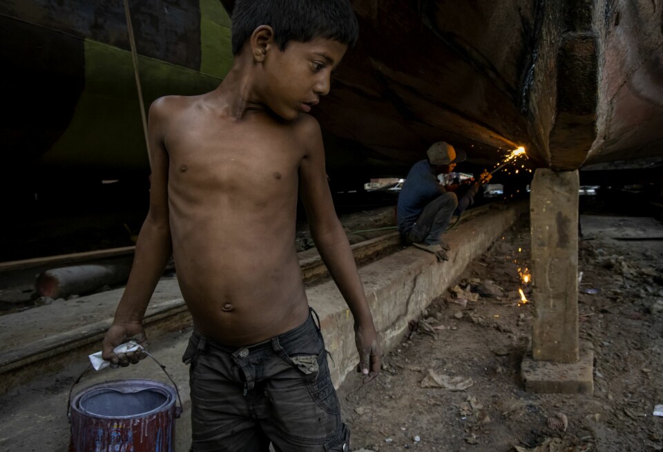 BANGLADESH: Nuri (9) har funnet et tomt malingspann han håper å selge.