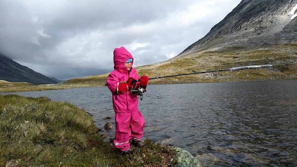 <b>FISKEREN:</b> Mina lærte tidlig å fiske med stang, og på turene med pappa er fiskestangen flittig i bruk.