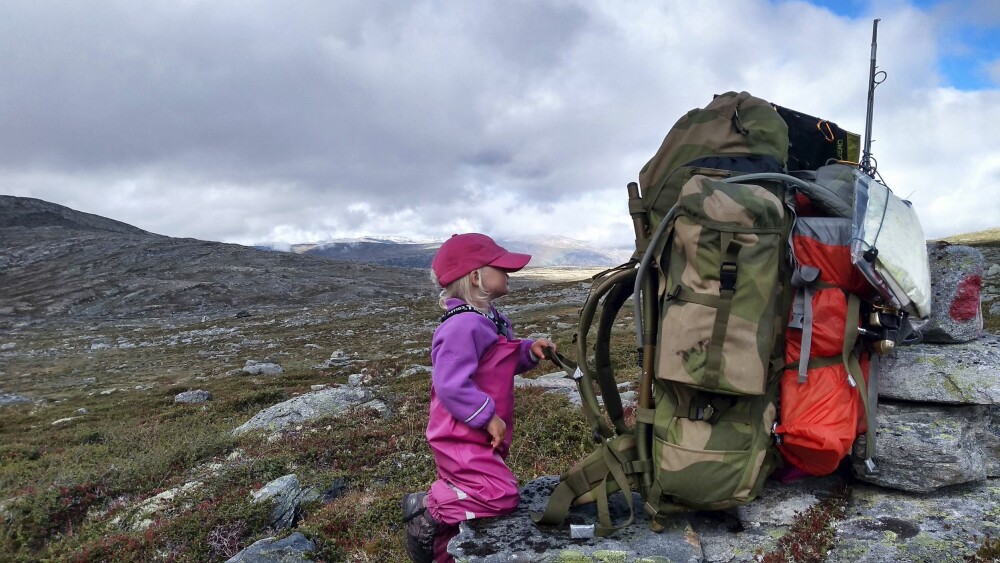 LITEN JENTE, STOR SEKK: Pappa må bære ganske tungt når de to er på tur. LITEN JENTE, STOR SEKK: Pappa må bære ganske tungt når de to er på tur.