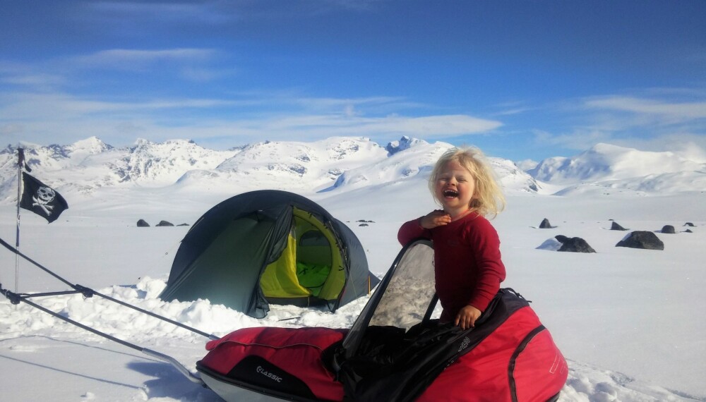 <b>STORTRIVES I PULKEN:</b> Mina sover veldig godt i pulken, og er strålende blid når hun våkner. Da er det leketid med pappa.