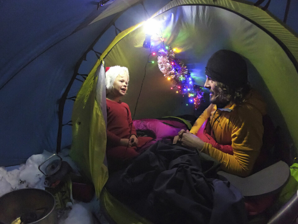 TELTKOS: Når det regner koser Mina og pappa seg i teltet. For pappa har alltid litt godteri på lur.