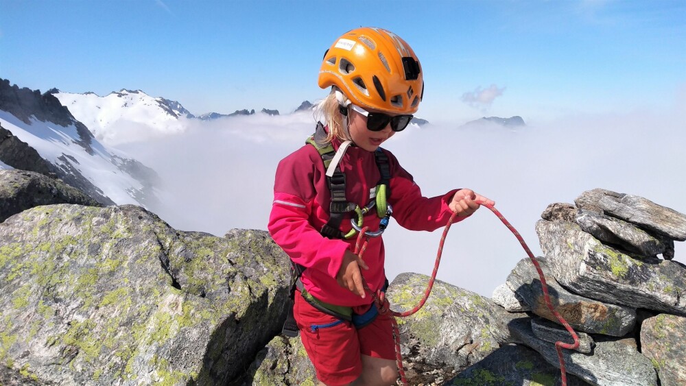 <b>FJELLKLATREREN:</b> Alexander er en fjellvant mann, som setter sikkerheten før alt annet. Om nødvendig bruker de tau.