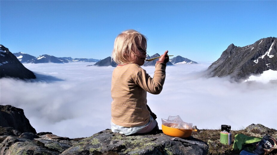 <b>MAT I DET FRI:</b> Matlysten er på topp, selv om turprovianten kan være litt ensformig. Det er helt greit for Mina.