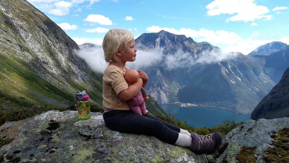TROFAST VENN: Dukken Laura er alltid med på tur. TROFAST VENN: Dukken Laura er alltid med på tur.