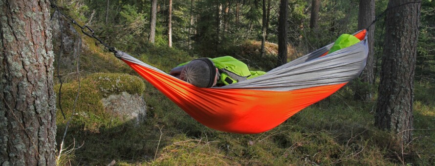 FOR LITEN: Ikke velg en liten hengekøye om du skal overnatte i den. En lang og bred er best.