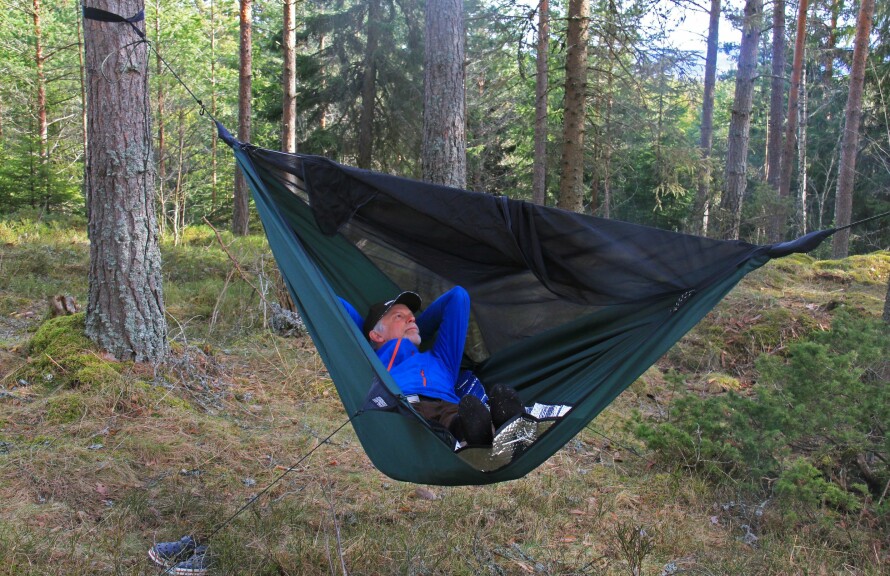 SOV GODT UTE: Er hengekøya stor nok til at du kan strekke deg ut diagonalt hjelper det på komforten. Et litt stivt liggeunderlag vil også bidra til økt komfort.