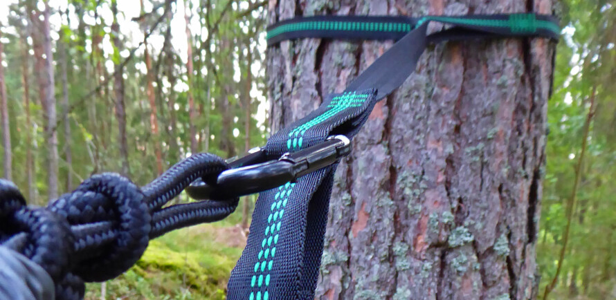 OPPHENG: Velg et solid oppheng med bånd uten strekk når du skal henge opp hengekøya.