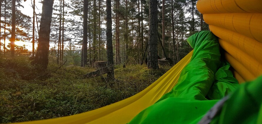 SOV GODT: En glatt hengekøye, et glatt liggeunderlag og en glatt sovepose fører ofte til at liggeunderlaget spretter opp på siden.