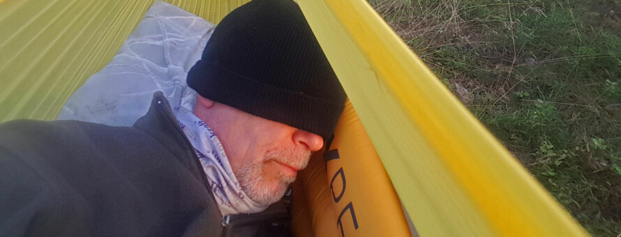 STENG UTE LYSET: En stor og behagelig lue, holder hodet varmt og lyset ute. Begge deler bidrar til at du sover bedre utendørs.