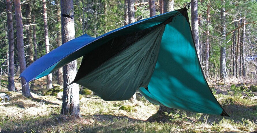HENGEKØYE MED ALT: Her får du hengekøye, myggnett og tarp i en og samme pakke.