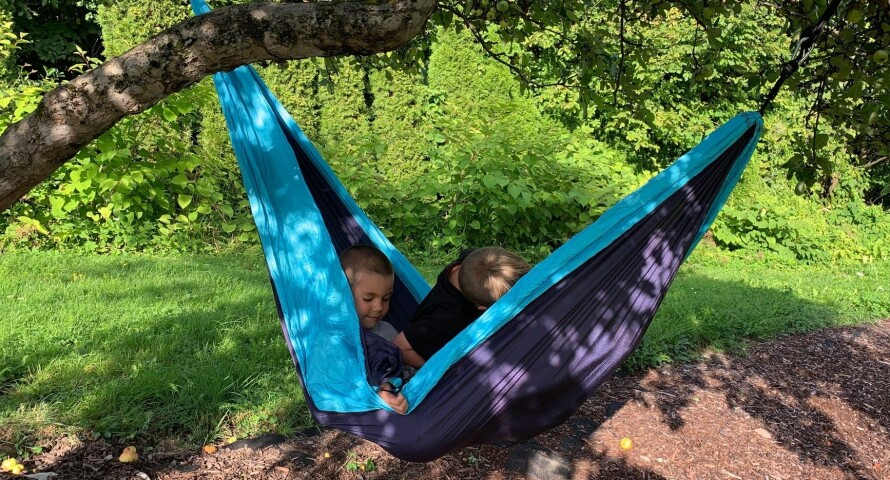 KOS: Man trenger ikke dra langt for å kose seg i hengekøya. Det holder å gå ut i egen hage eller til nærmeste park eller skog.