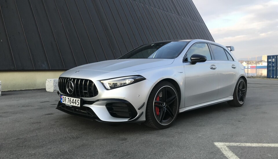 ROLLERCOASTER: A 45 skiller seg kraftig fra A 35. Den er opptil syv centimeter bredere, har mye heftigere grill og bulende striper (powerdomer) på panseret.