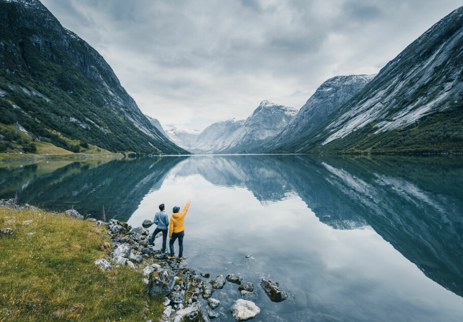 KAN OPPLEVES PÅ BUDSJETT: Mange tenker at man trenger tjukk lommebok for å kunne oppleve den mektige naturen i Norge. Men det er ikke nødvendigvis et must.