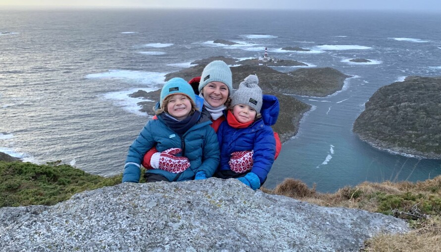 VILL NATUR: Elin sammen med sønnene Christian og Haakon.