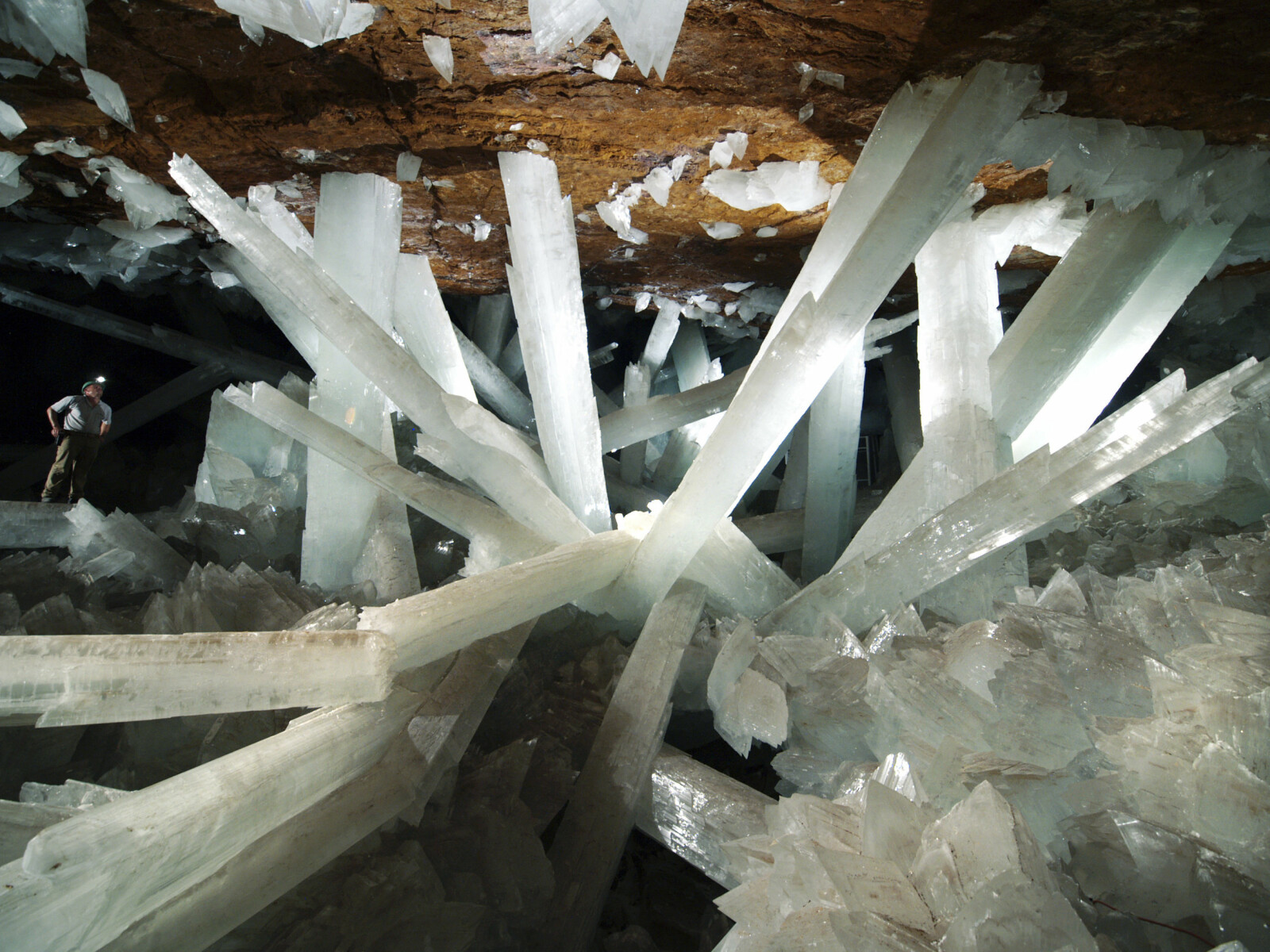 <b>UNDERJORDISK UNDERVERK: </b>En tømmervase av melkehvite, transparente krystallsøyler i en diger hule med badstuklima. Krystallgrotten i Naica i Mexico fremstår nesten utenomjordisk i sin prakt.