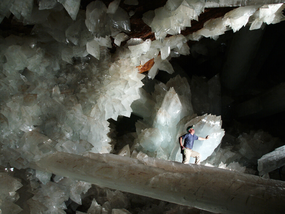 <b>KRYSTALLKLART:</b> I Cueva de los Cristales kommer krystallene i form av både søyler og rosetter, sistnevnte med sylskarpe kanter. Rosettene er oppstått av mange krystaller som er dannet samtidig, mens søylene har fått vokse alene.