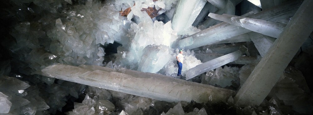 <b>VERDENSREKORD:</b> Krystallene i Naica er kjent som verdens største, dannet av mineralrikt vann, perfekt oppvarmet av vulkansk aktivitet som går 26 millioner år bakover i tid. De største søylene er fire meter i diameter.  