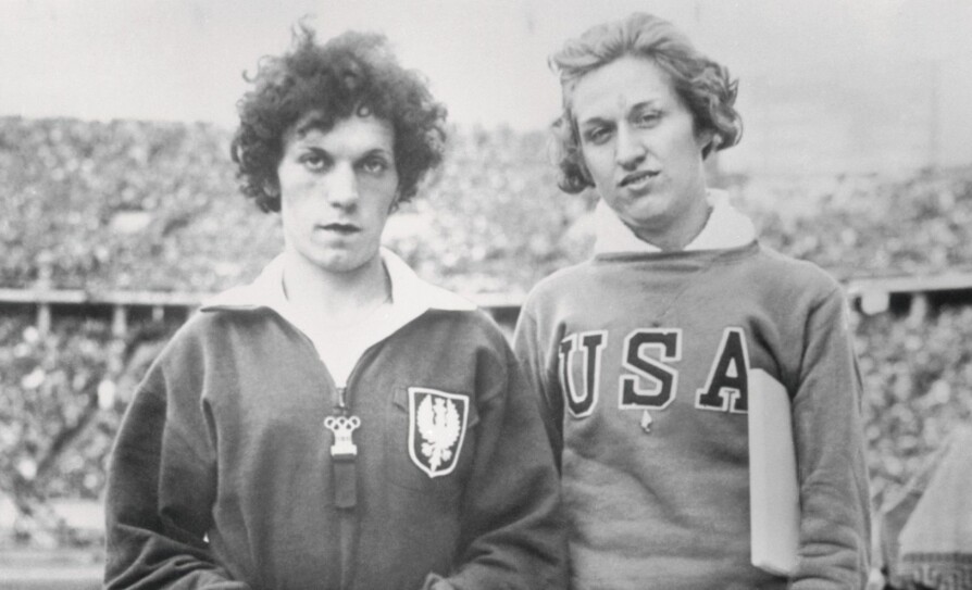 <b>LYKKELIGE VINNERE:</b> De ser kanskje ikke så kjempeblide ut, men Helen Stephens (til h.) og Stella Walsh tok gull og sølv på 100-meteren under OL i Berlin i 1936. Da Walsh ble skutt og drept 44 år senere, ble hemmeligheten avslørt.